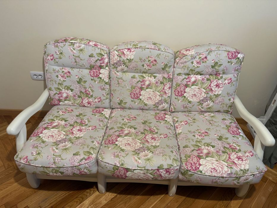 Canapea și fotoliu din lemn masiv.