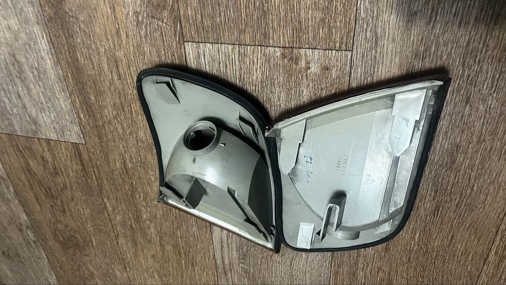 Поворотники Ауди 100 с4