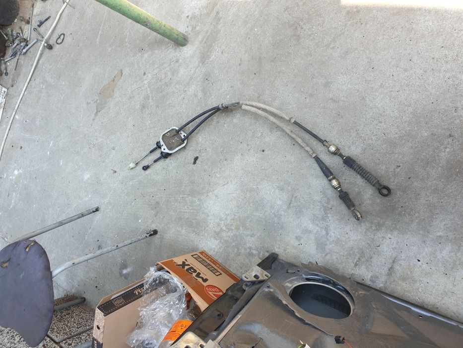 Продавам жила за скорости за Тойота Ярис 2003г