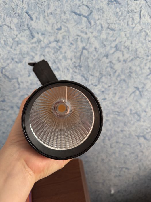 Треки освещения помещени