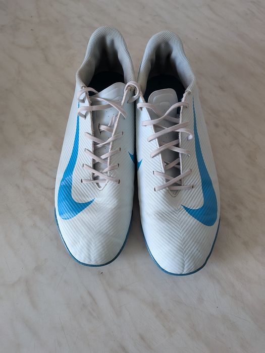 Adidași Nike pt Fotbal