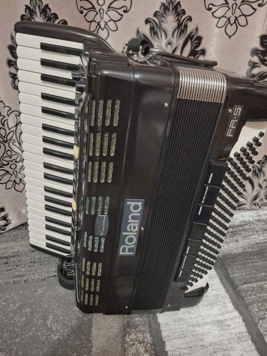 Vând acordeon Roland Fr5