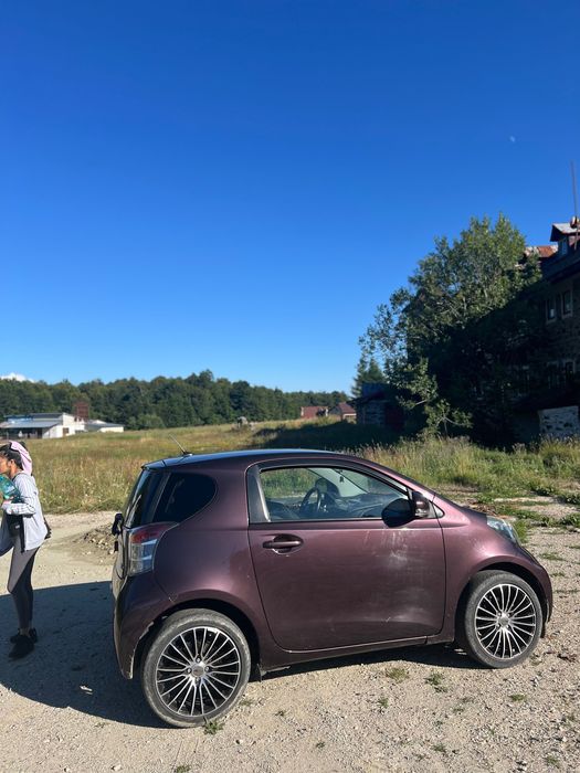 Vand masina marca Toyota iq,