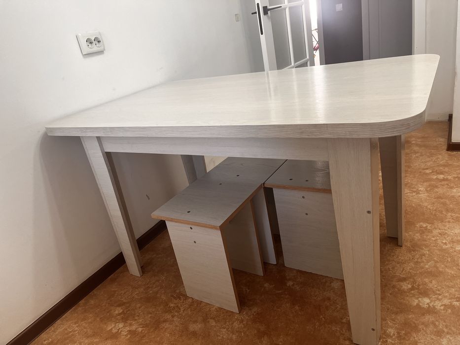 Стол с табуретками