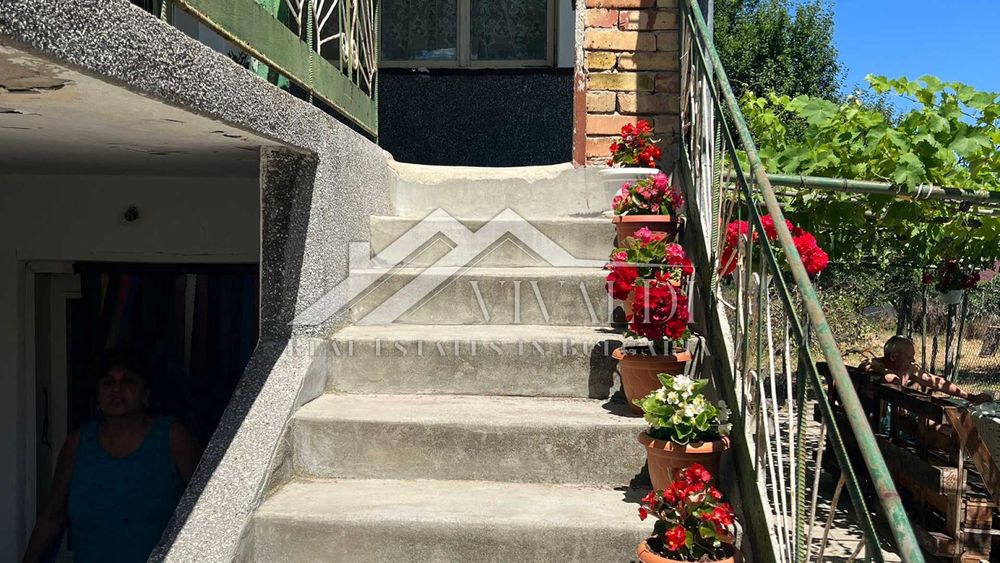 Къща с двор 1050 кв.м в центъра на с. Бенковски, ток, вода