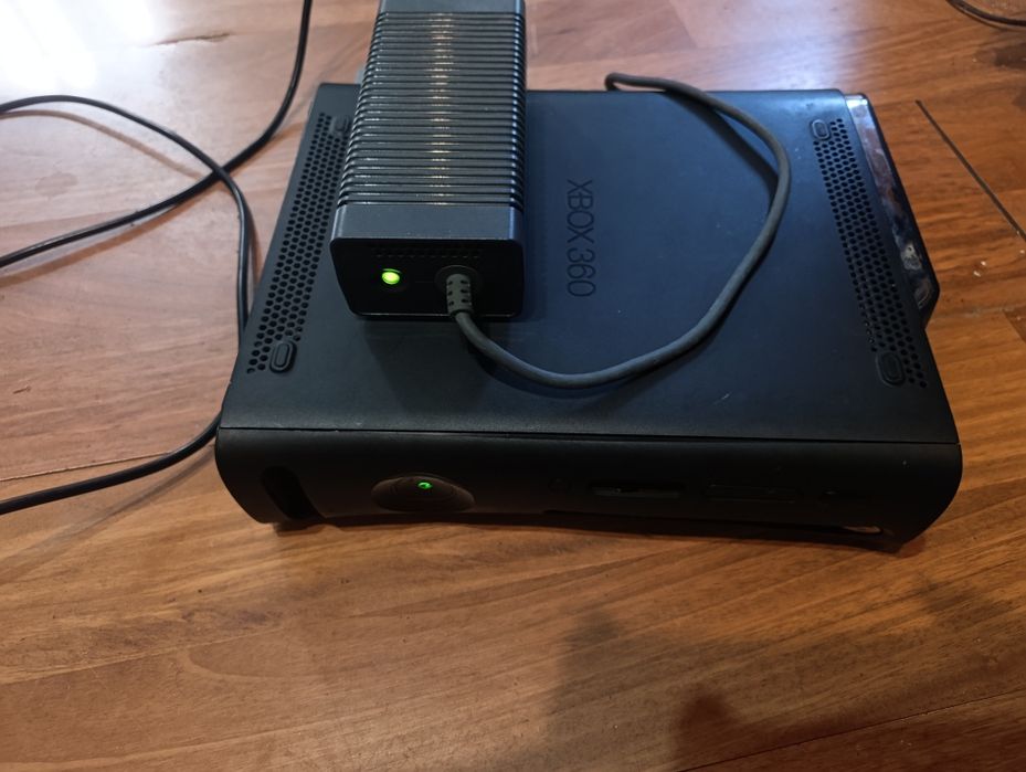 Vând Xbox 360  fără joistic