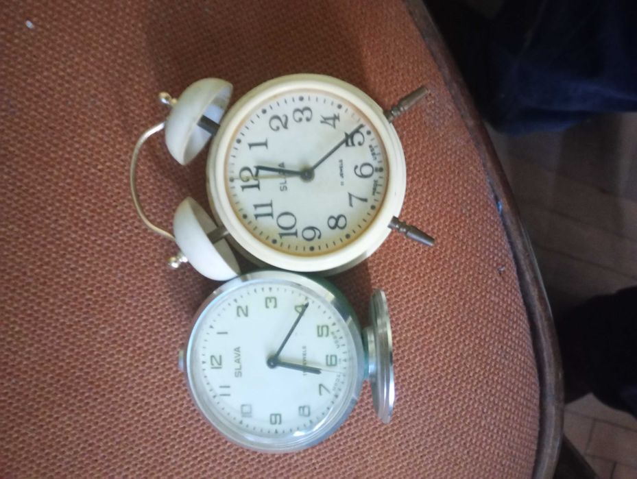 различни часовници всички работещи