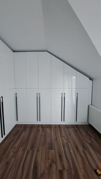 Mobila la comanda si montaj de serie