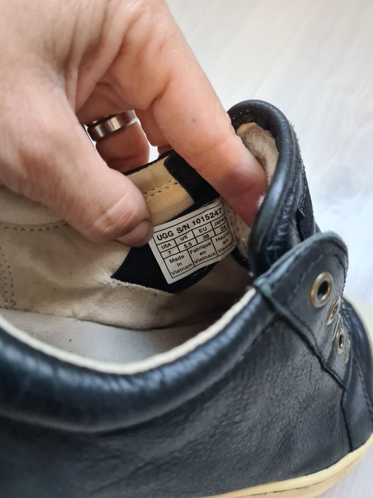 Vând tenisi UGG mărime 38 corespunde la 37