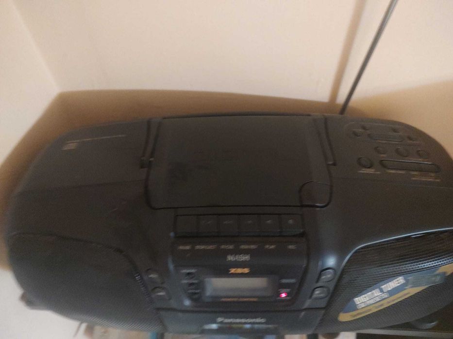 Casetofon cu radio si CD cu telecomanda marca Panasonic