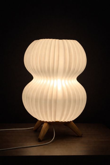 Настолна лампа с уникален дизайн