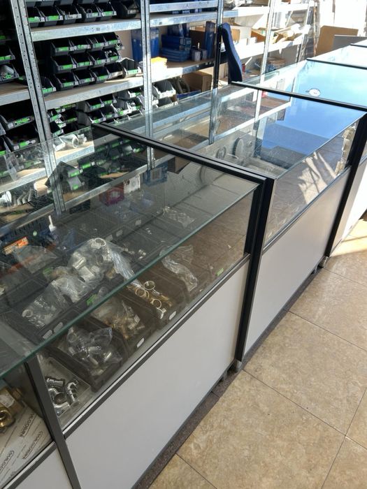 Стрлажи, витрини, оборудване за железария!