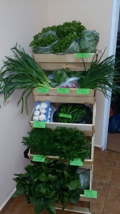 Стелажи и щайги за заведения и магазини