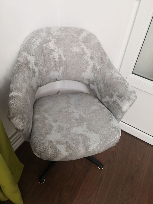 Vind 2 fotoli, culoare gri.