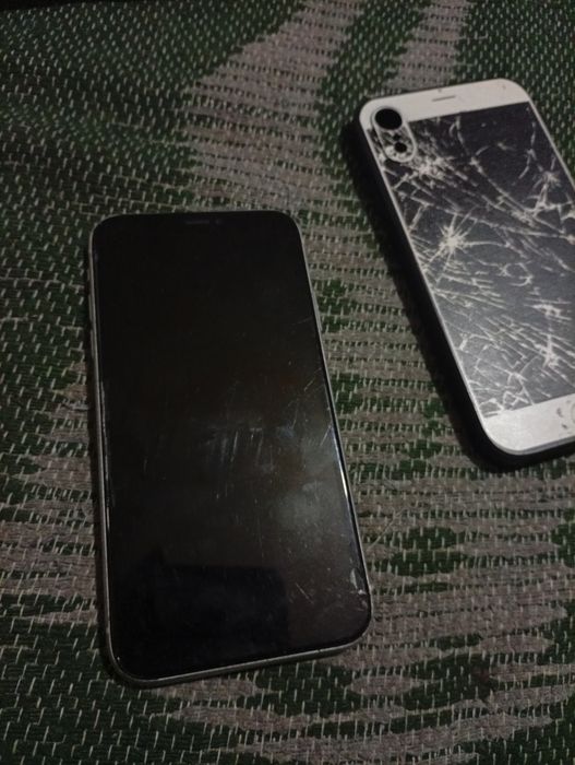 Vând iPhone XR  ( Preț negociabil sau schimb cu controller de PS4)