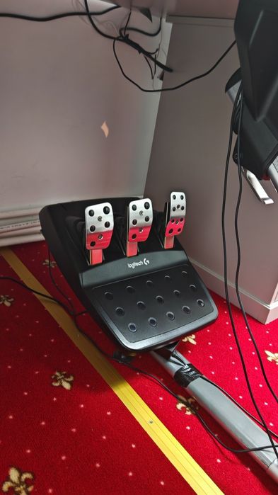 Vând scaun Playseat Revolution cu volan de f1 și pedale logitech g920