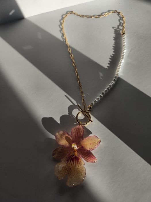 Нежно колие с естествен цвят на орхидея Камбрия.