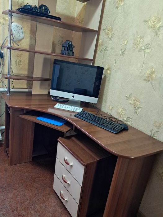 Продам стол компьютерный и кресло