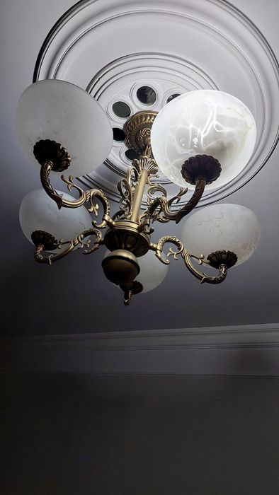 Lyustra sotiladi xamma lampochkasi yonadi. Xolati zur