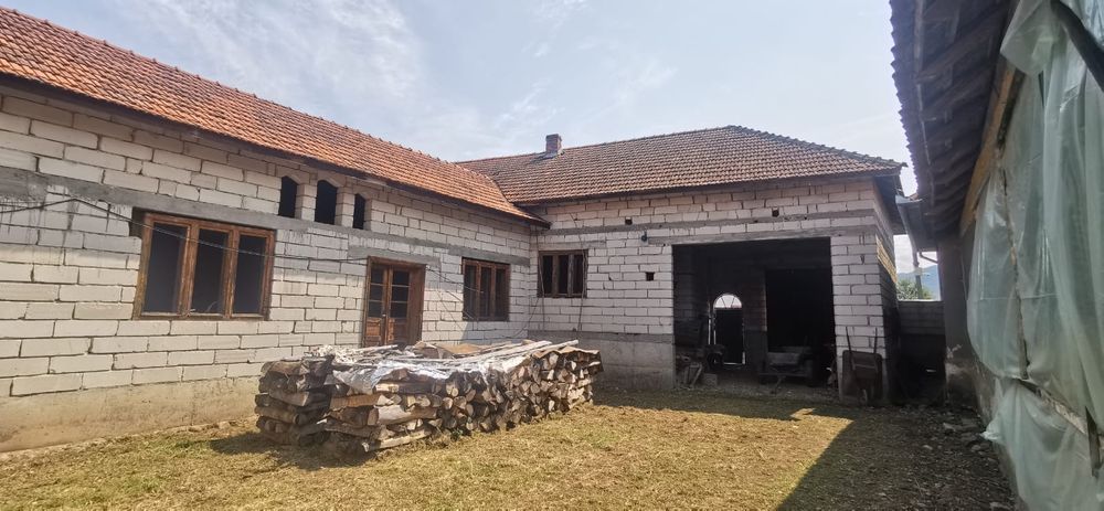 Vând casă în Poienii de Jos