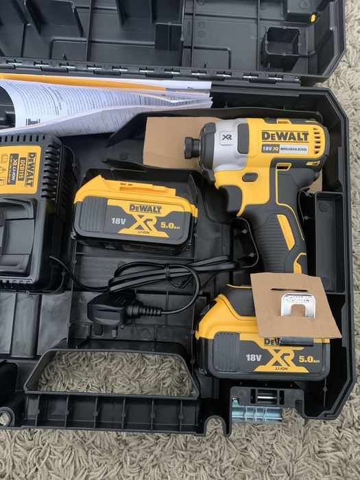 Dewalt impact brushless 2 baterii de 18 V 5.0 Ah , incarcator si cutie