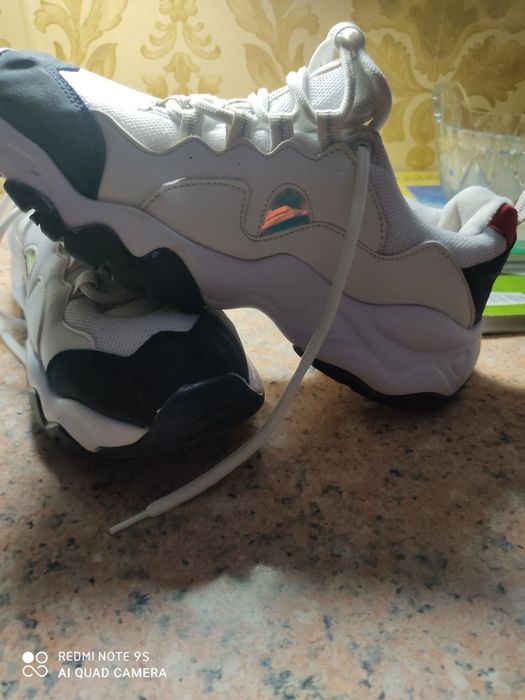 Продам кроссовки