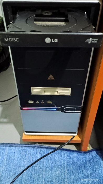 Продавам настолен компютър