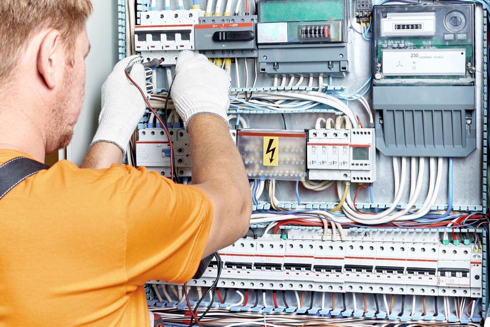 Realizam instalații electrice pentru case și apartamente cu experiența de 12 ani