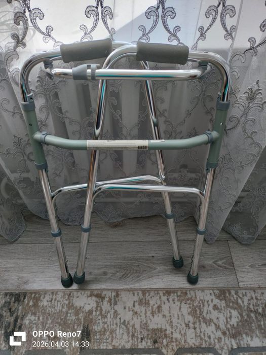 Ходунки для инвалидов.