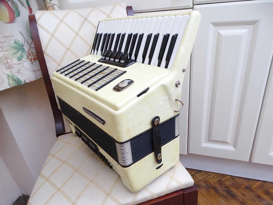Отличен акордеон Велтмайстер Стела 60 баса