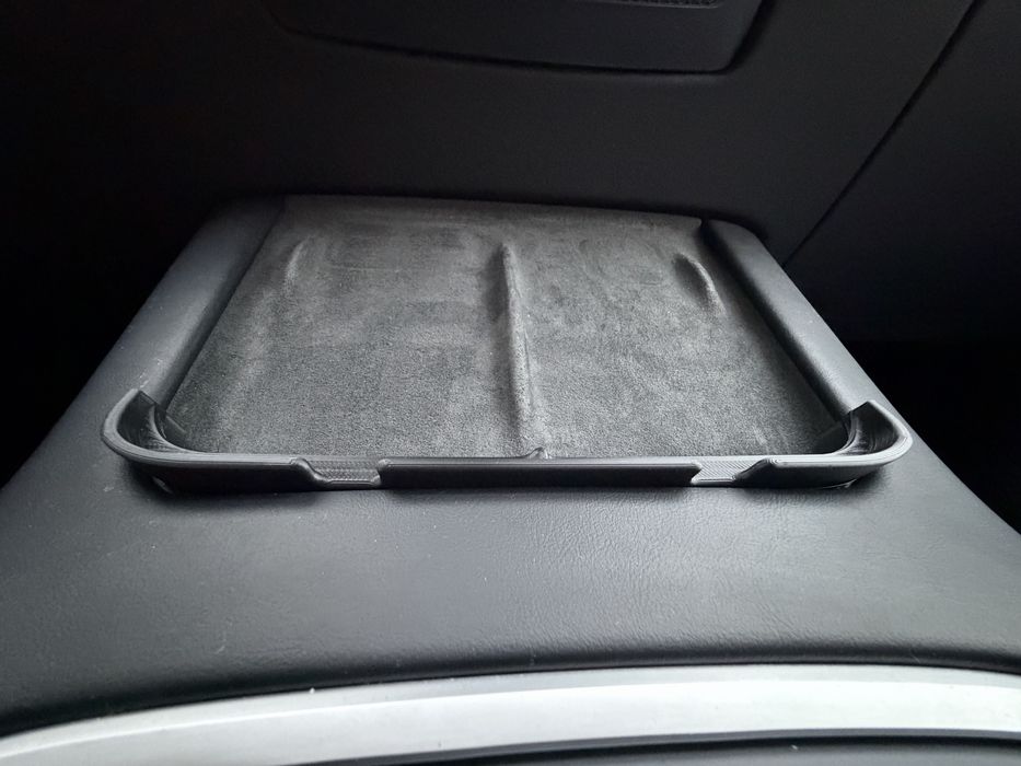 Tesla Model Y Подложка за безжично зарядно