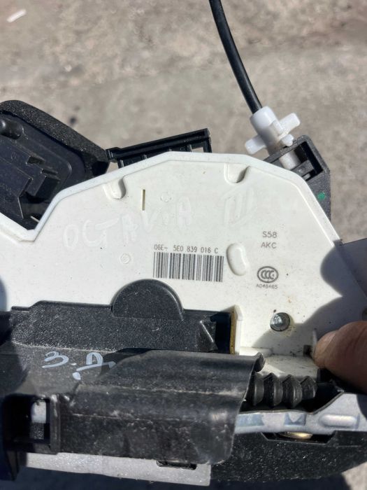 Водач на дръжката със заключване на вратата Skoda Octavia 3