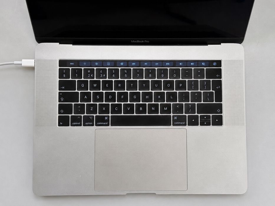 MacBook Pro 15” 2017, i7, 16GB RAM, SSD 256GB, Touch Bar