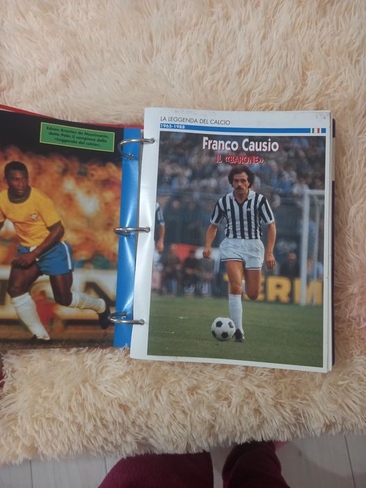 Vind colecție jurnale biografii la fotbaliști renumiti