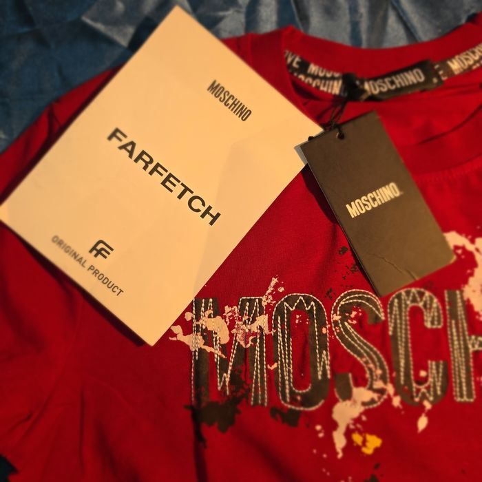 Tricou Moschino rosu, bumbac si elastan. Nou cu eticheta, unisex.  Marimea S. Farfetch