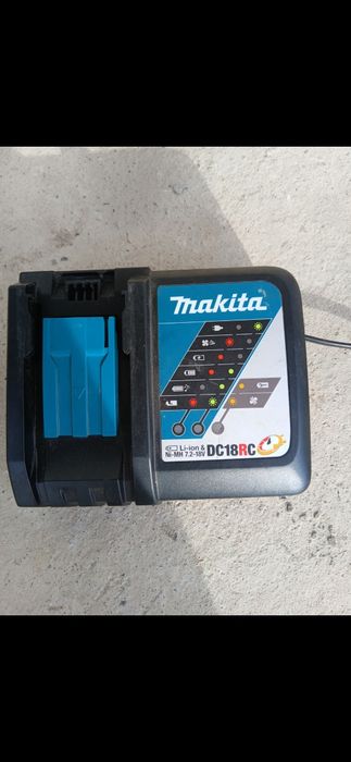 Vând incarcator makita