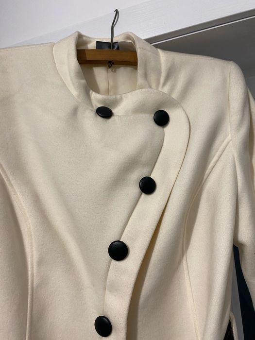 Pardesiu deosebit cu inchidere prin caps