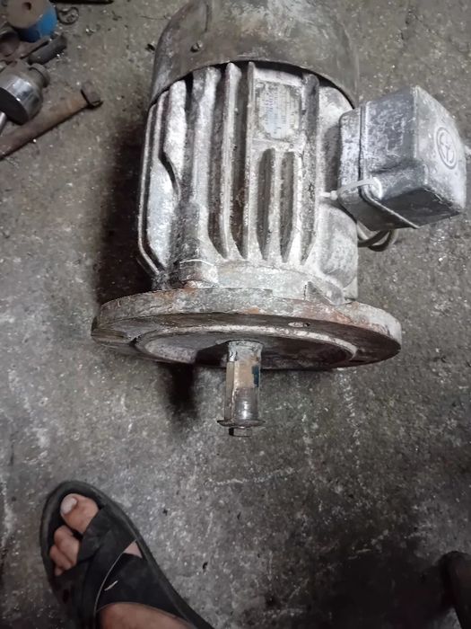 Vând  motor trifazic 3 kw