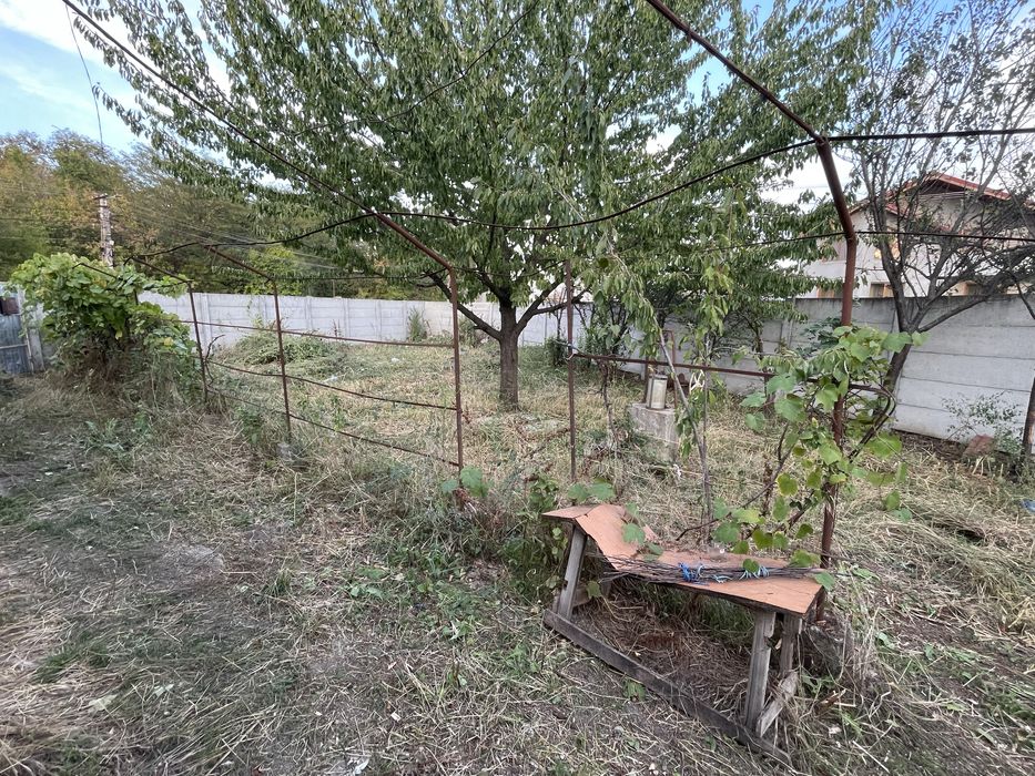 Închiriez curte plus casă nelocuibilă