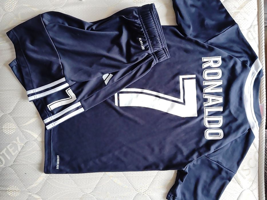 Tricou personalizat cu pantaloni Adidas