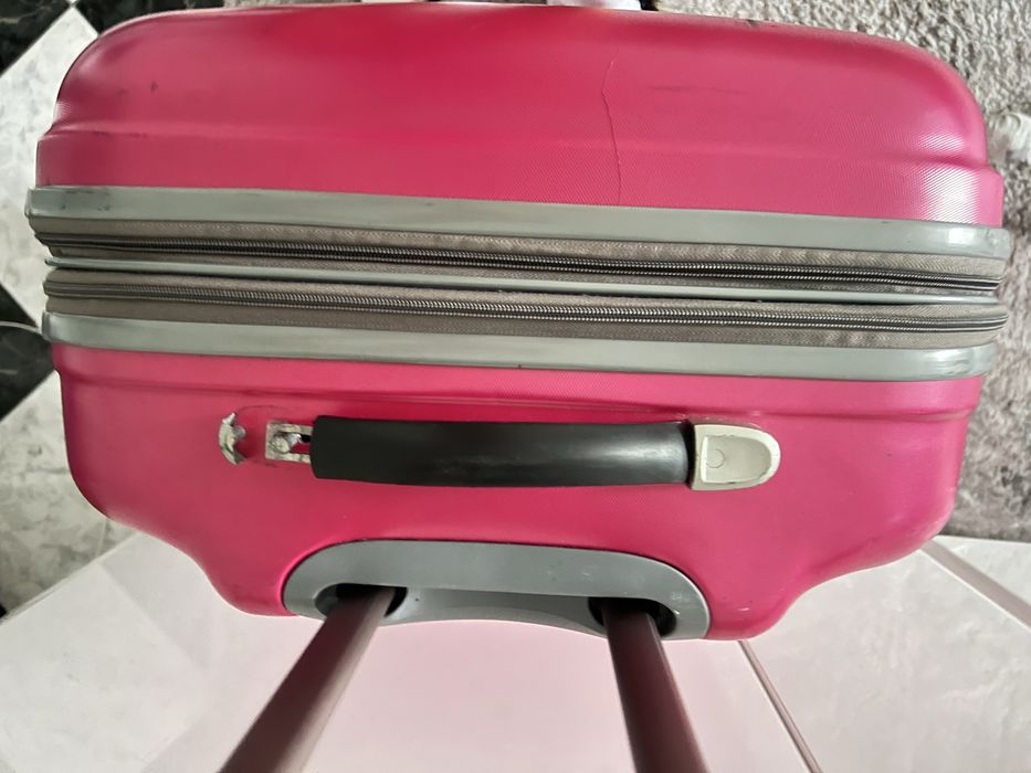 Valiză mare rigidă cu roți