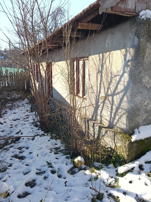 Vând teren cu  casă veche demolabila 233mp