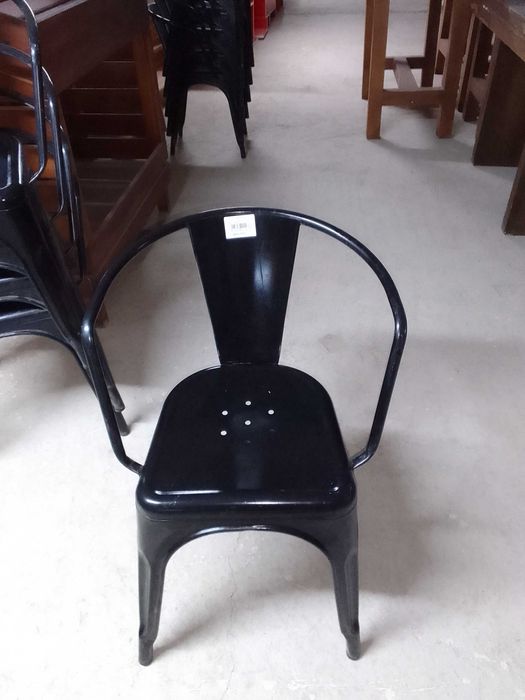 Стулья железные черные.  Оборудование