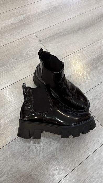 Дамски боти в черен лак
