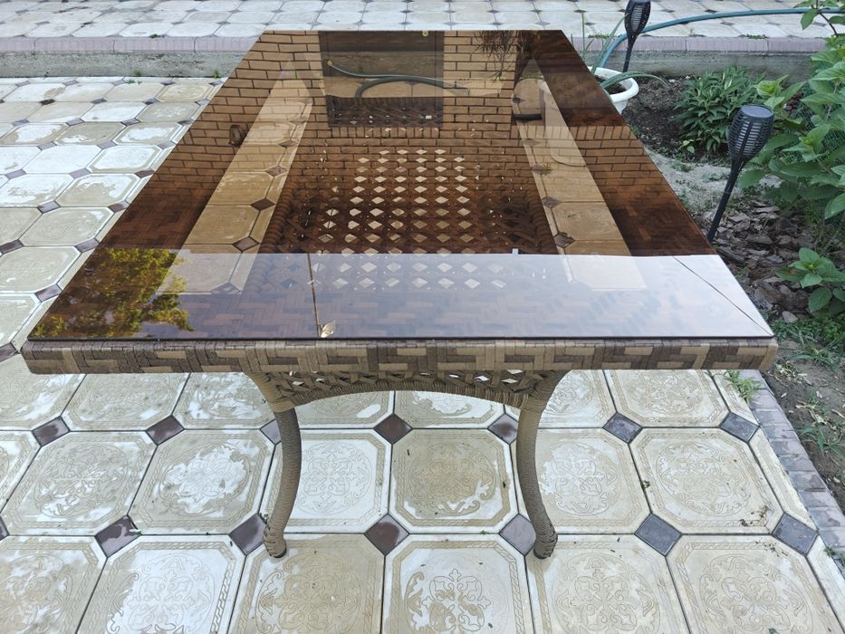 Стол из ротанга в идеальном состоянии