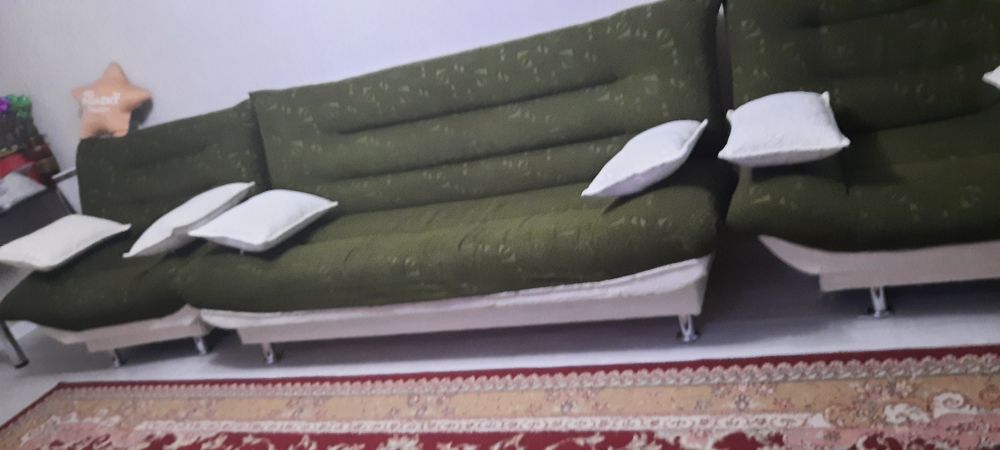 Продам диван  с двумя креслами