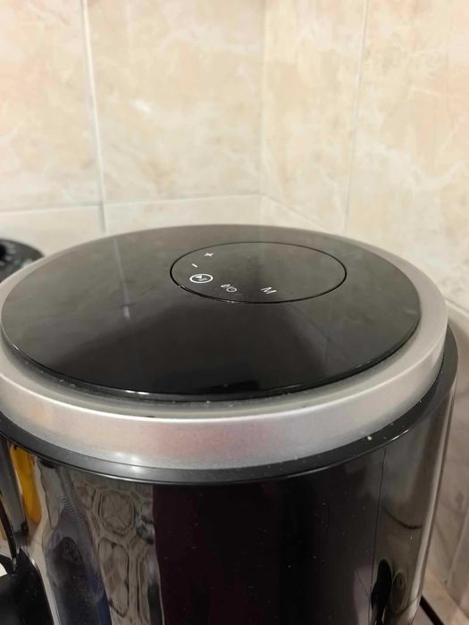 Еър фрайер е електрически уред, който работи като миниатюрна фурна