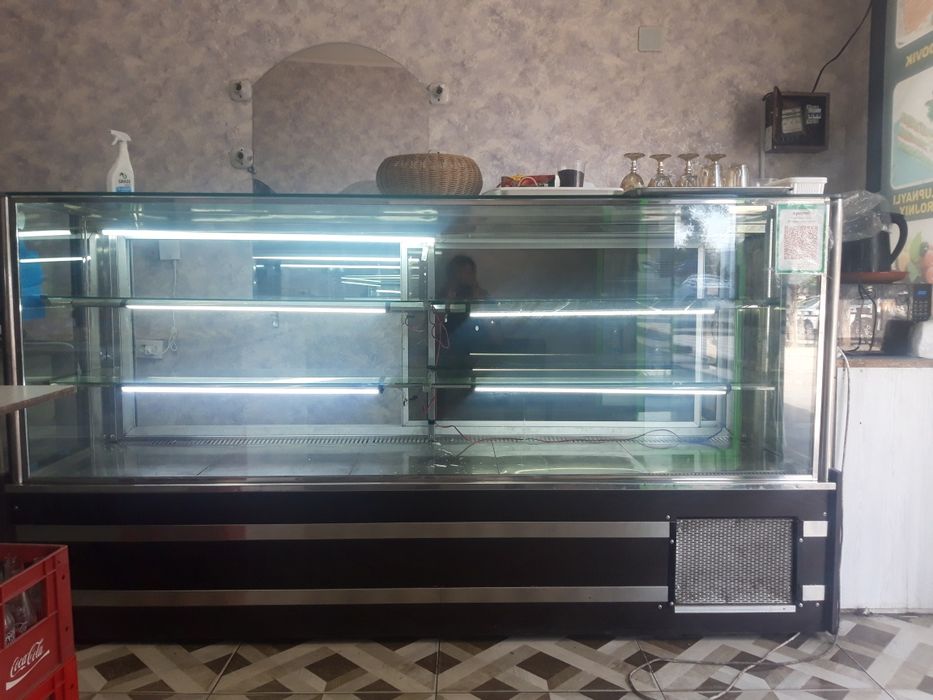 Ветрина халаденник сотилади
