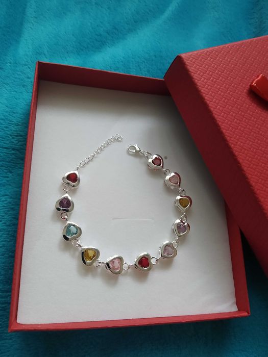 Нова, дамска сребърна гривна със сърца. В подаръчна кутия.