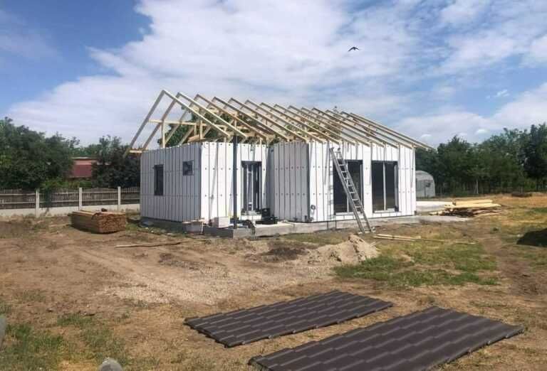 Casa modulara, garaje auto si containere tip birou din structura metalica si panou sandwich termoizolant